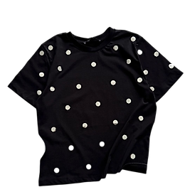 Siyah tişört gri noktalı
